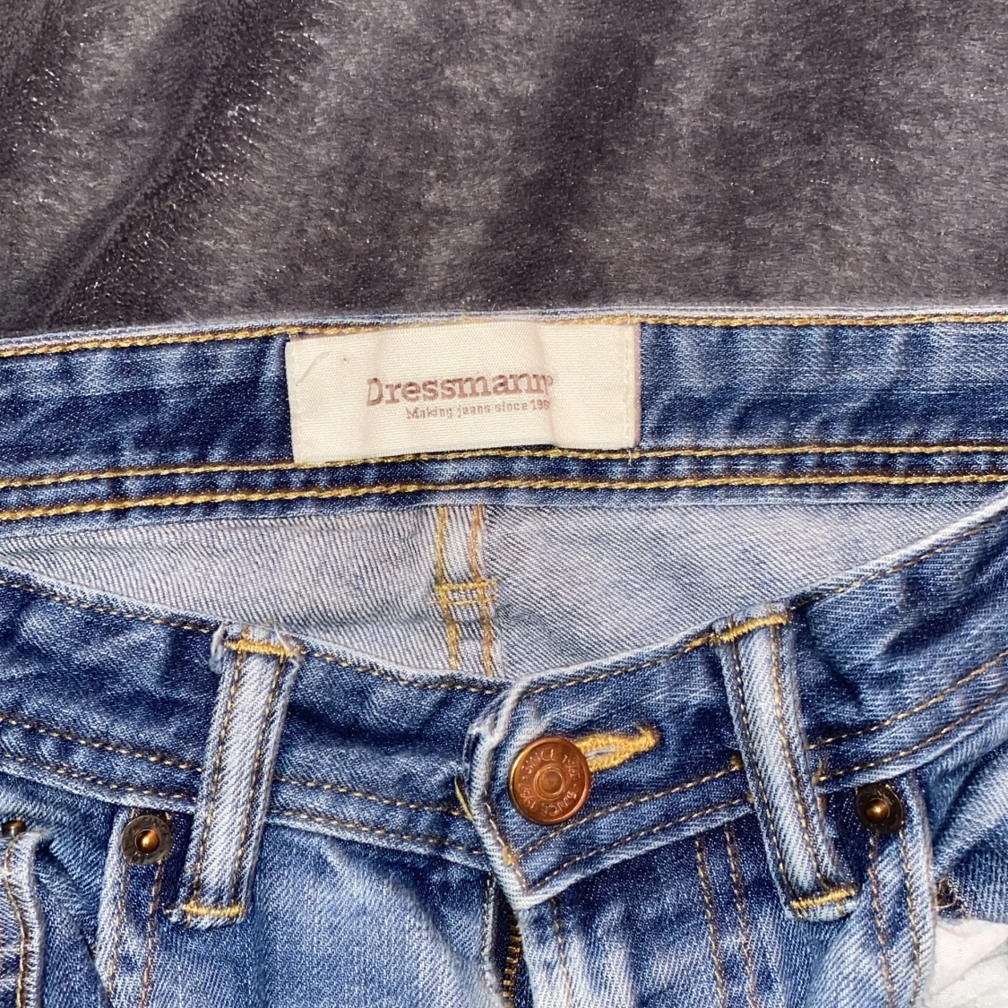 Mid rise straight jeans med detaljer på bakfickorna - 91