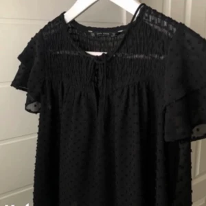 Zara blus  - Jättefin blus från zara köpt här på plick!❤️ Storlek xs men passar perfekt på mig som har S