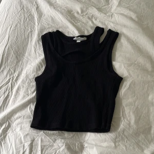 Svart topp - Denna cropped svarta toppen är jättebra för hösten och har ett hål vid bröstet, den kommer bara inte till användning💗 