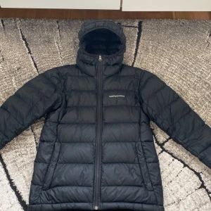 PeakPerformance jacka storlek S - Sjukt varm och mysig vinterjacka  PeakPerformance. Ett år gammal men användes bara under en vinter. Perfekt skick  och inga hål eller fläckar. Köpt på Intersport för 1600. Priset kan diskuteras 