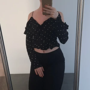 Off shoulder topp hm strl 34 - En jättegullig off shoulder topp från hm i strl 34. Det är en omlottmodell som man knyter i sidan. Jättefint skick❤