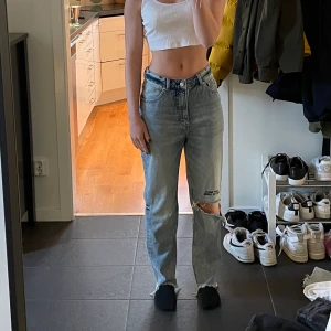 Cheap Monday Jeans - Säljer dessa snygga jeans ifrån Cheap Monday med coola detaljer. Storlek 28/32. Lite korta i längden på mig som är 165 🌸 Helt oanvända så nyskick💕 Köparen står för frakt 🦋 Kan gå ner i pris vid snabb affär 🌸 