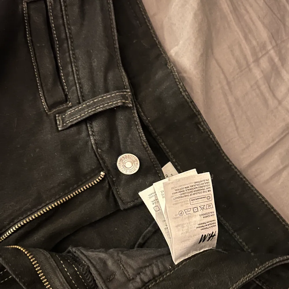 Svarta jeans från h&m. Storlek 36. Raka ben. . Jeans & Byxor.