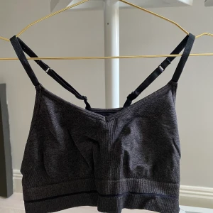 H&M sport bh - Köparen står för frakten 