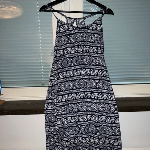 Sommarklänning  - Säljer denna sommarklänningen som är marinblå, storlek står inte men skulle kunna vara en S/M☺️ köparen står för frakten☺️