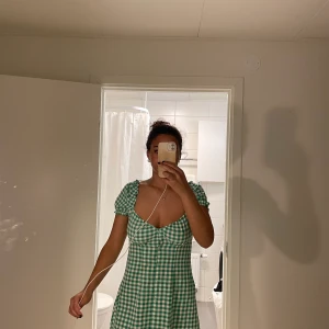 Rutig klänning - Rutig klänning som man knäpper framtill. Använder tyvärr ej och endast använd 1 gång 