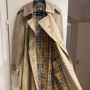 Burberry trenchcoat i vintage modell. Är i mycket fint skick och har inga tydliga defekter. Beige med ”Scottish pattern” inuti. Innerfoder ingår. Passar en Medium/ Large.  Hör av dig för fler bilder💕 