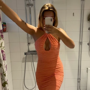 Klänning  - En såå fin klänning i en underbar färg! Endast använd en gång🧡