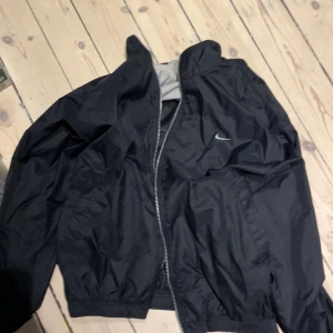 Nike retro jacka - Den är i väldigt bra skick 