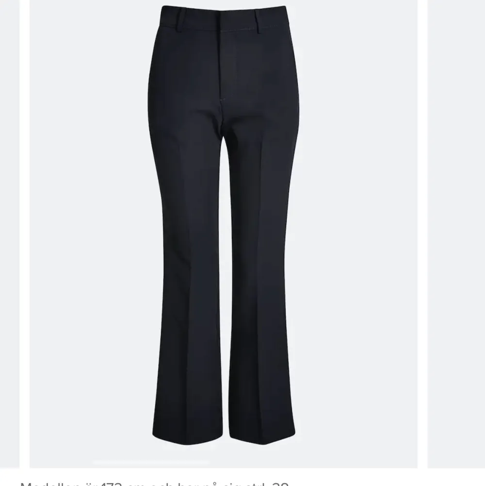 Ett par nya kostymbyxor från bikbok i modellen ”Vilma”. Använda 1 gång men lite för tighta för mig! Skulle säga att de är mid-waist och sjukt snygga!! . Jeans & Byxor.