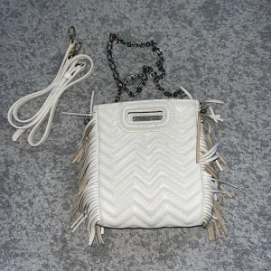 Maje väska  - Super fin maje väska. Köptes för ungefär 2 år sedan. Den har några defekter som man kan se på första bilden att den har några  skråmor. Annars är det inget. silver kedja och band medföljer❤️påsen man fick med har jag tuvär tappat bort därav priset. 