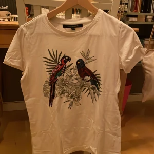 T-shirt - Vita storlek S och M