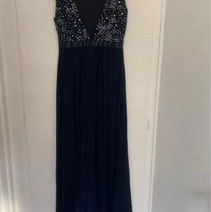 Lång klänning - Inköpt 2019 och använd 1 gång (verkar inte finnas på Bubbleroom längre)  Köptes för 1299kr mitt pris 800kr Kan mötas upp i västerås Skriv för fler bilder
