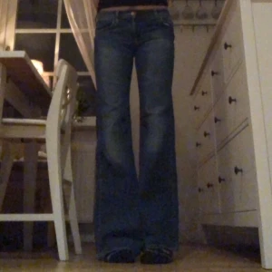 Lågmidjade jeans -  Superfina Lågmidjade flary jeans. Skriv privat för fler bilder<3 