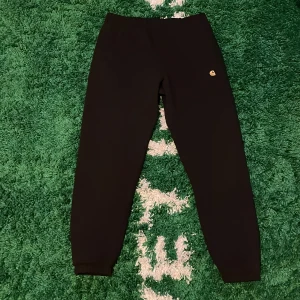 Carhartt mjukisbyxor  - Tyvärr har dessa blivit för små. Köpta för 940kr. De är i jättebra skick.
