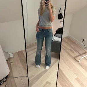 Low rise jeans - Ett par low rise jeans från crocker i storlek 28/31 som säljs då de är lite förstora i midjan. Är 165 och brukar ha 27 i midjan och 32 i längd på byxor💞