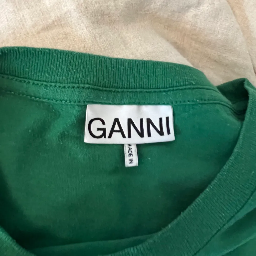 Säljer denna fina Ganni tshirten! Nypris ca 1000kr. Den har en fläck som syns på bilden, men den går förmodligen bort (inte försökt hårt) och säljs därför för 400 + frakt💚. T-shirts.