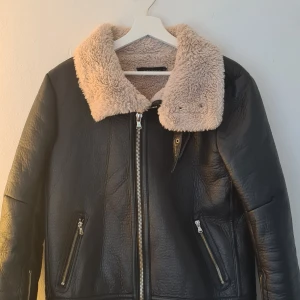 Zara Jacka - Pilotjacka från Zara. Den är i gott skick och är lite oversized. Storlek S.