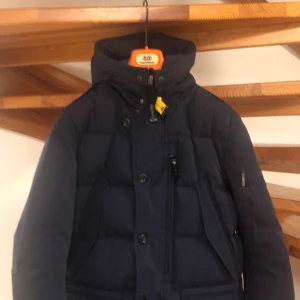 Parajumper jacket - Någon månad gammal. Knappast använd säljer för har köpt annan. Och kommer inte använda den.