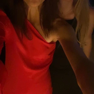 Röd klänning, satin tyg - Oneshoulder, lång klänning. Relativt tunn och behaglig inför bal/ sittning. Den är INTE genomskinlig. Sömmar som fer form, alltså hänger den inte rätt ner. Använd vid 1 tillfälle. 59-79 kr frakt