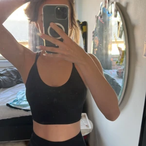 Nvgtn sporttopp  - Säljer min nvgtn sport top för råka beställa två aldrig använd lapp finns kvar. 