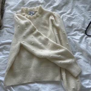 Stickad tröja - Jätte gullig stickad tröja från other stories, i storlek S. Aldrig använd men lappen finns inte kvar, så i jätte fint skick.