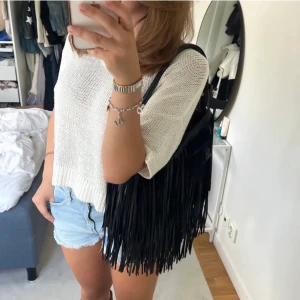 Väska med fransar - Super snygg och populär väska med fransar! Inte lätt att få tag på. Rymlig så fungerar bra att använda till tillexempel skolan. Har lite slitage, därarv så billigt pris. Bilderna är lånade så kom privat för egna bilder.😘