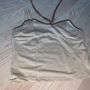 Beige tröja - Jätte fin tröja som man kan ändra längd på, man kan sätta tråden över nacken eller göra en rosett