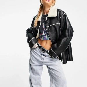 Svart läderjacka - Svart bikerjacka i läder i storlek 40, aldrig använd. Från Asos.