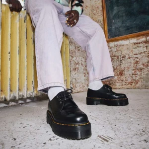 Dr martens 1461 skor - Endast använda 1 gång!  Köpte dessa skitsnygga skor men dem var för små för mig😭  Ser helt oanvända ut, skriv för fler bilder!  Köpt för cirka 2000kr, om ni har andra prisförslag så är det bara att skriva, är väldigt flexibel!  