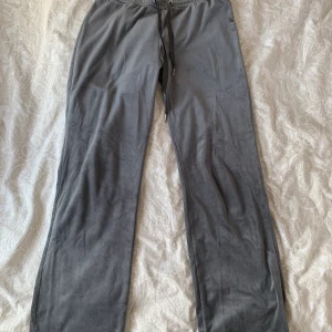 Mjukisbyxor - Gråa mjukisbyxor från Gina i storlek M. Frakt tillkommer.