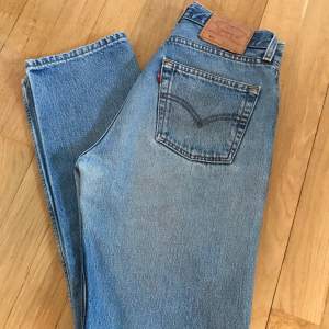 Vintage Levis jeans i den perfekta tvätten!! Bra skick och fin passform!