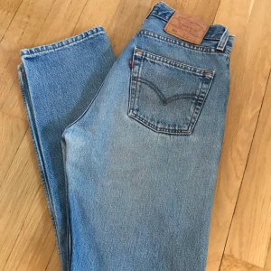 Levis jeans - Vintage Levis jeans i den perfekta tvätten!! Bra skick och fin passform!