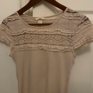 Fin blus🥰 - Jätte fin tröja från hm! HELT SLUTSÅLD!!🥰🥰Använt en gång. Startbud 100😊tar inga returer och tryck inte på köp nu direkt!