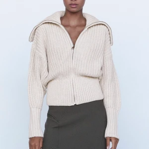 ZARA stickad kofta - Såå fin beige kofta från zara, slutsåld. Den är i storlek S och använd en gång, så extremt fint skick. Hör av er för frågor eller för egna bilder på koftan💕  nypris 399