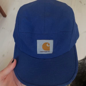 Blå keps från Carhartt!!💙 - Säljes denna coola kepsen från Carhartt som använts två gånger! 💙 säljes för 250kr + frakt