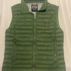 COLMAR väst - Säljer nu min Colmar väst som är i fint skick Nypris: 2500kr Skriv för mer bilder och information