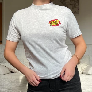 Santa Cruz T-shirt - Säljer denna T-shirt från Santa Cruz i storlek S❤️Den har ett likadant tryck som på framsidan fast större på ryggen!
