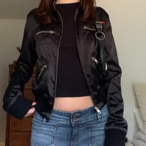 Svart jacka - Tunnare vår/höstjacka i lite glansigt tyg och bombermodell med snygga fickdetaljer, från märket Only! Står inte storlek men passar mig som brukar ha XS/S 🤎
