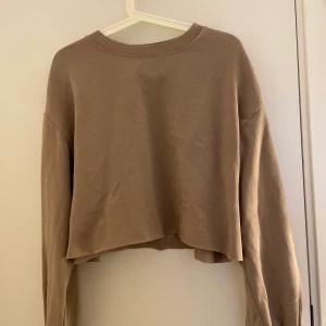 Croppad tjocktröja - En helt oanvänd croppad beige tröja som jag säljer för 30kr i storlek s💓
