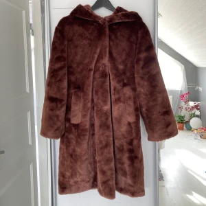 Brun pälsjacka  - Brun pälsjackamef luva, super skön och perfekt för vinter/höst | Fint skick | Köpare står för frakt ❣️