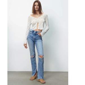 Säjer dessa slutsålda ”high rise slim flare jeans” från Zara i stl 34. Strechiga så passar även 36. 