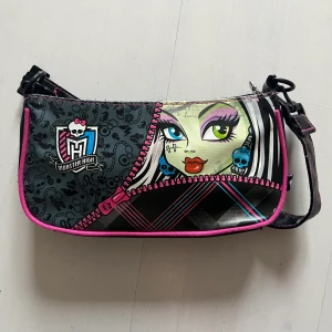 Handväska  - Liten monsterhigh handväska, jätte söt med fina detaljer💕. Bra skick bortsett från missfärgningarna på andra bilden.