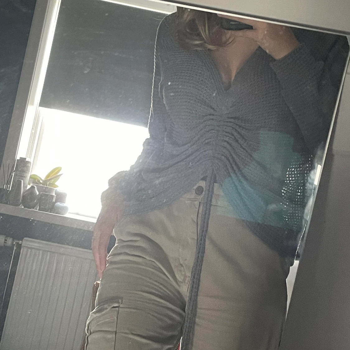 Grå jumper med dragsko - 91