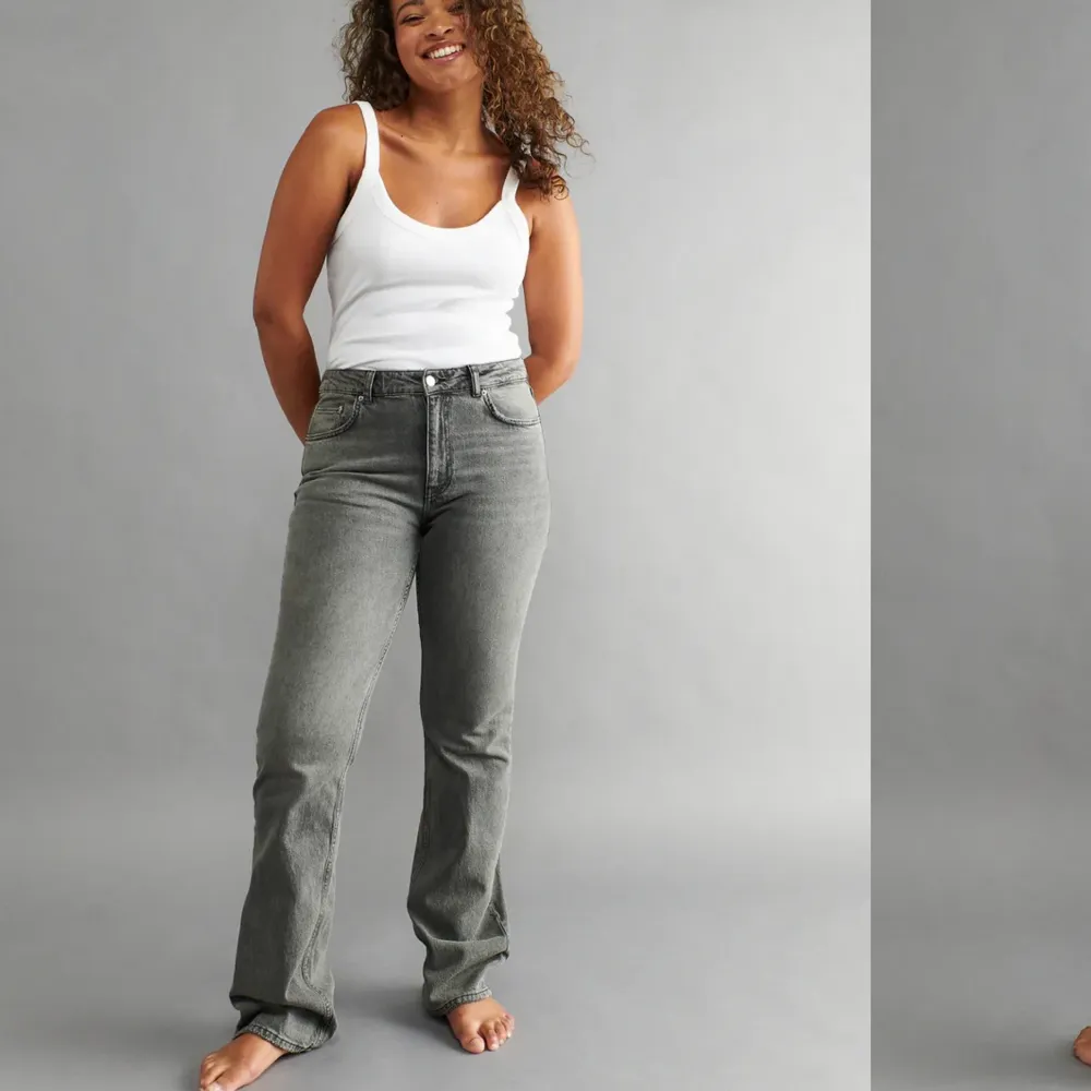 Säljer dessa super fina jeans från Gina tricot med medelhögmidja. Dem är petite och är lite långa för mig som brukar ha länge 31. Köpare står för frakt, om ni vill ha privata bilder är det bara att höra av sig!. Jeans & Byxor.