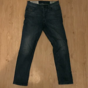 DIESEL JEANS - Slim diesel jeans med storlek W31-L32 Mörkblå