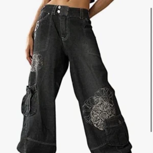 Baggy cargo jeans - Baggy cargo jeans med flera fickor