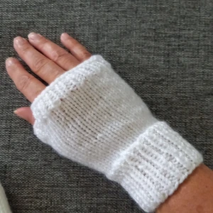 Nya vita torgvantar stl XS-M - Höstrea! Nu finns ett par av de populära torgvantarna tillgängliga! Jag har stickat dem i ett garn som är varmt och skönt, men inte stickigt. Kan tvättas i 40 grader. Pris 87 kr+ frakt som vanligt brev. Totalt 100 kr. Lite dyrare vid spårbar frakt.