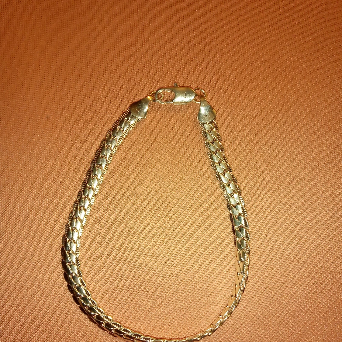 Armband silverfärgad mönstrad med lås . - 90