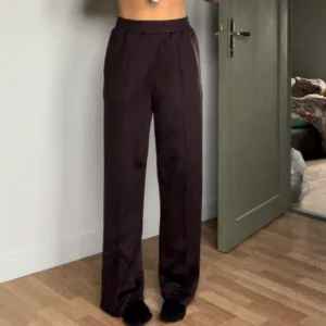 Glansiga byxor  - Knappt använda. Köparen står för eventuell frakt. 🌸